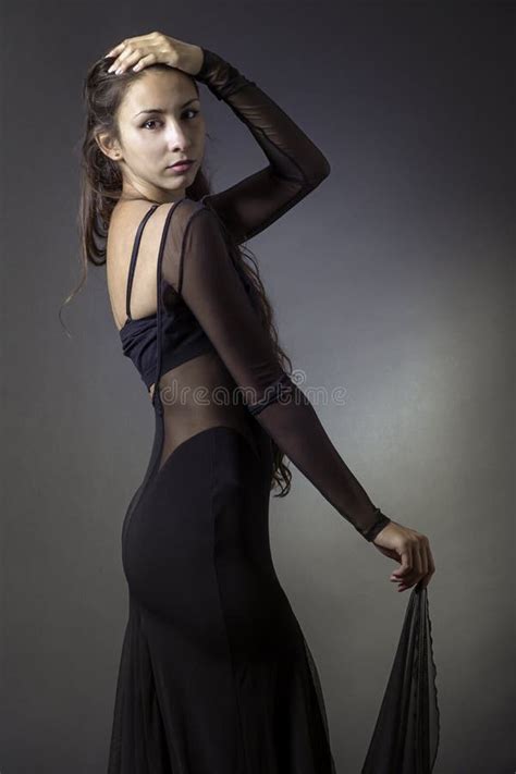 Ritratto Di Giovane Bella Donna Latina Dai Capelli Lunghi Che Esamina C Immagine Stock