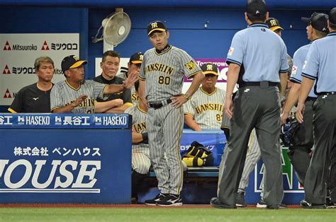 写真：【阪神】岡田監督5分間〝怒り〟の猛抗議 同点機覆り試合後も「しゃべることないわ」 東スポweb