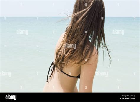 Junge Frau Im Bikini Am Strand Blick Auf Horizont Seitenansicht Stockfotografie Alamy