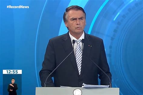 Em sabatina Bolsonaro chama Lula de fujão e diz que não mente