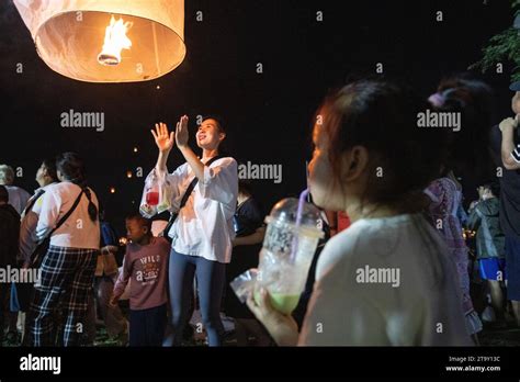 Doi Saket Thailand 27th Nov 2023 People Release Lanterns During Yi