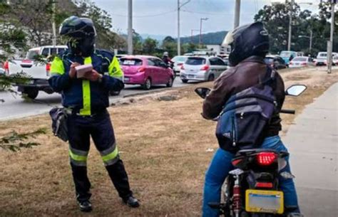 Sancionan A Conductores De Motocicletas Que Circulan Sobre Aceras En