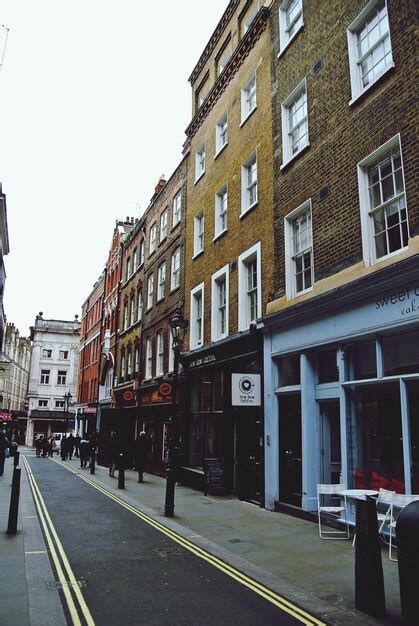 Premium Photo Typical Narrow Street In English Town