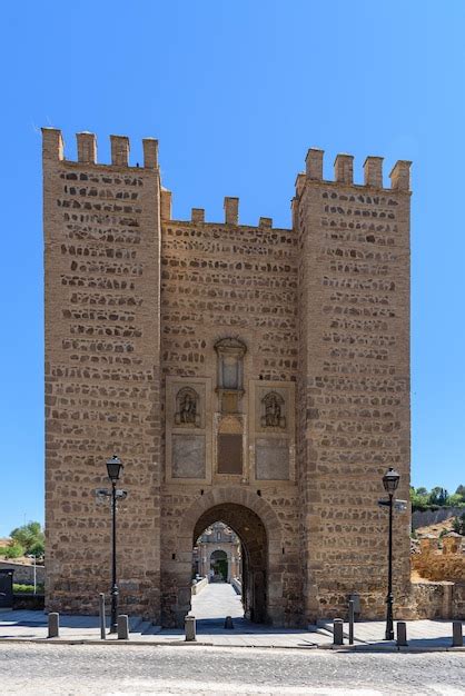 Premium Photo | Alcantara bridge on summer day in toledo