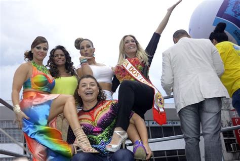 EGO Susana Vieira é diva em parada gay no subúrbio carioca notícias de Famosos