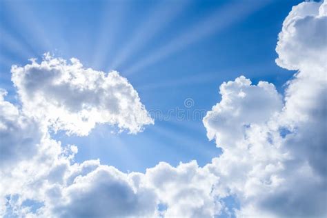 El Sol Irradia La Fractura A Trav S De Las Nubes En El Cielo Azul