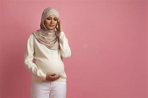 Mujer Musulmana Embarazada Enferma Con Hijab Que Sufre Dolor De Cabeza