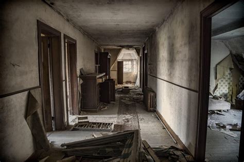 Creepy hallway in an abandoned mansion - Belgium [3000x2000] : r ...