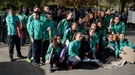 Cientos de niños marchan en Pamplona para exigir una educación de