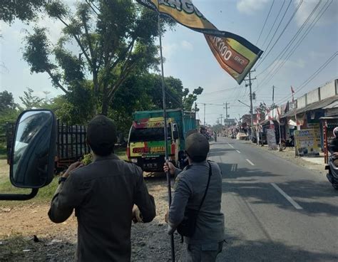 Satpol PP Banyumas Tertibkan Puluhan Reklame Liar Dan Tak Berizin Di