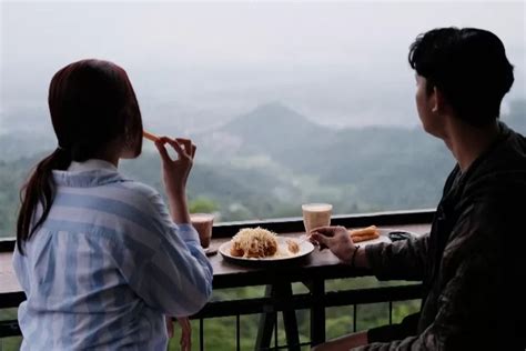 Foto Nikmatnya Ngopi Sambil Melihat Keindahan Alam Di Saung Koffie