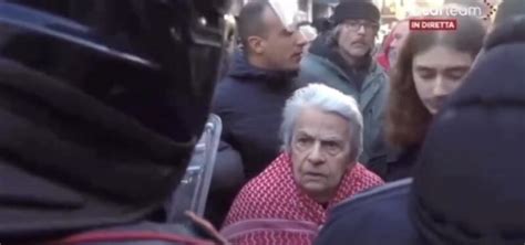 Carabiniere A Manifestante Video Mattarella Non Il Mio Presidente