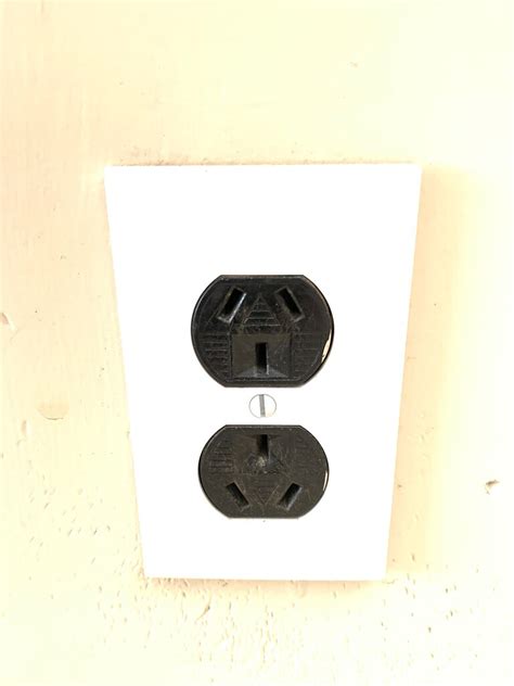 What type of receptacle is this? - Electrical Inspections - InterNACHI ...