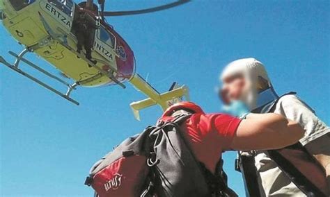 El helicóptero de la Ertzaintza rescata a un montañero herido tras