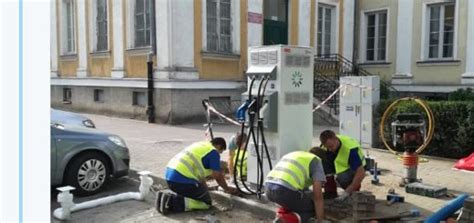 STACJA ŁADOWANIA SAMOCHODÓW ELEKTRYCZNYCH SAMOCHODY ELEKTRYCZNE