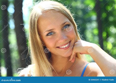 Junge Schöne Blonde Frau Mit Dem Langen Haar Stockbild Bild von betrieb nave