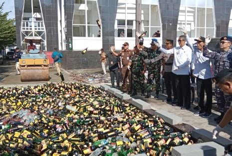 Petugas Musnahkan Botol Miras Hasil Operasi Pekat Di Kota Cirebon