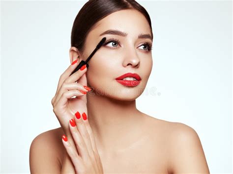 Beauty Woman Applying Black Mascara On Eyelashes Stock Image Image Of Face Cosmetic 264126821