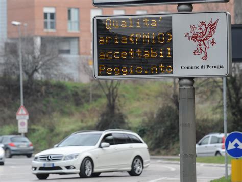 Perugia Sotto La Cappa Dello Smog Blocco Del Traffico