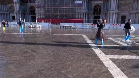 Acqua Alta A Venezia La Basilica Di San Marco Allasciutto Con Le