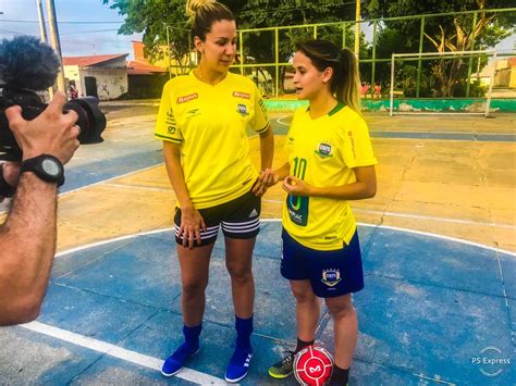 Amandinha x Bárbara apresentadora aprende futsal a melhor do mundo