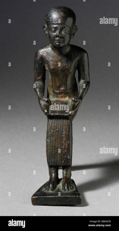 Figura sentada del dios imhotep sosteniendo un pergamino fotografías e