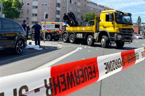 Unfall in Nürnberg Radfahrerin an Kreuzung von Lastwagen erfasst und