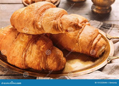 Bandeja Do Metal Os Croissant Saborosos Na Tabela Foto De Stock