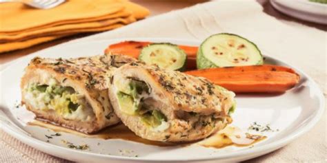 Pechuga de pollo rellena de queso crema y aguacate con limón y eneldo