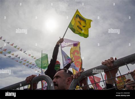 Un Joven Lleva Una Bandera Con Una Foto Del L Der Del Pkk Abdullah