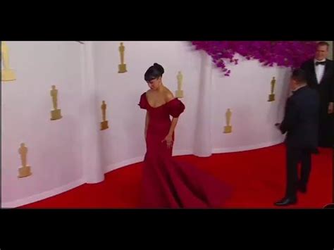 Liza Koshy Atriz E Comediante Leva Tombo No Red Carpet Oscars Youtube