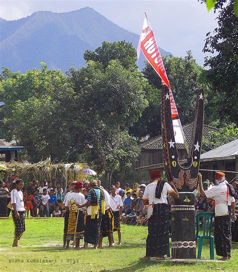 Pakaian Adat Bajawa Ngada Ilmu