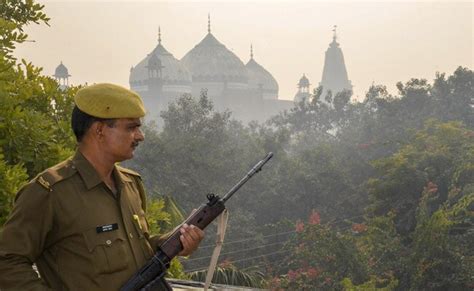 कृष्ण जन्मभूमि केस शाही ईदगाह मस्जिद को हटाने की मांग करने वाले सूट