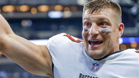 Tom Bradys Ex Patriots Teammate Rob Gronkowski Sheds Hilarious Light