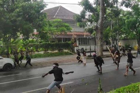 Demo Di Renon Ricuh Saling Lempar Batu Satu Orang Terluka Balipost