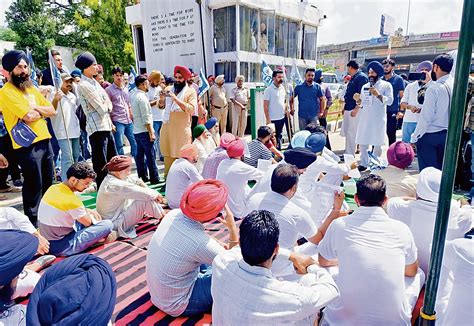 किसानों छात्रों ने मुख्य गेट पर लगाया जाम