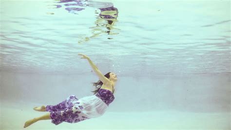 Pregnant Woman Becomes Beautiful Mermaid In Underwater Photo Shoot Abc News