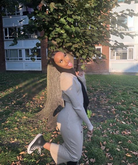 Slim Thick Hijabi Showing Ass For The Camera Scrolller