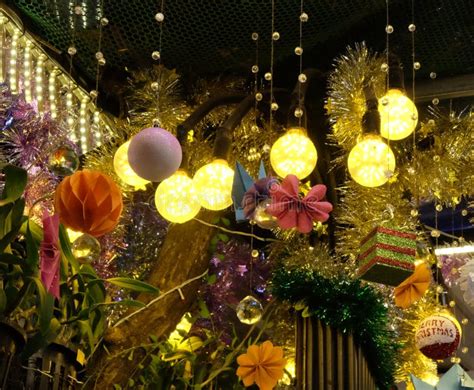 Le Decorazioni Festose Di Natale Appese Al Soffitto Luci E Palline