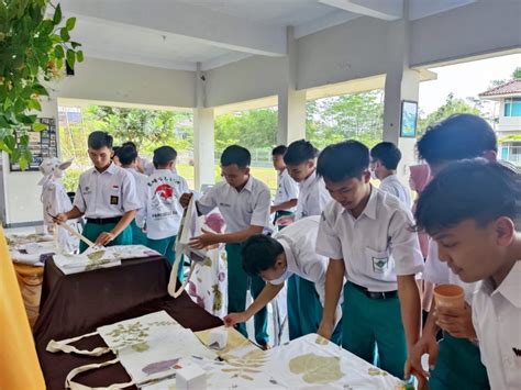 Pameran Batik Ecoprint Karya Siswa SMA AABS Purwokerto