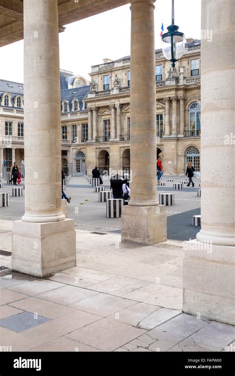 Les Deux Plateaux Colonnes de Buren una instalación de arte