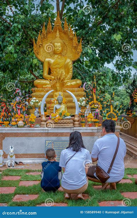 De Agosto De Udonthani Thaland Im Genes De Buda Que La Gente