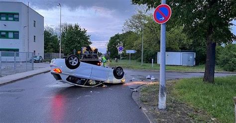 Schwarz vor Augen 62 Jährige überschlägt sich mit Auto