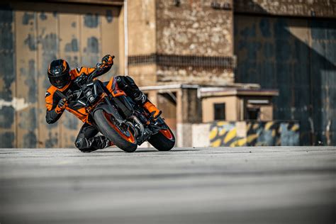 Vuelve la KTM 990 Duke con una interpretación del concepto naked más