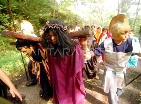 Prosesi Jalan Salib Antara Foto