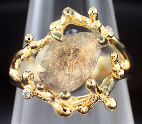 Золотое кольцо с уральским хризобериллом 2,99 карата и бриллиантами ...