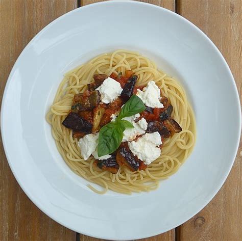 Pasta Alla Norma Spaghetti Mit Auberginen Ricotta Und Basilikum