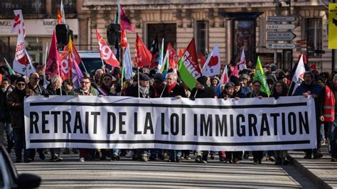 Les Opposants à La Loi Immigration Jettent Leurs Dernières Forces Dans