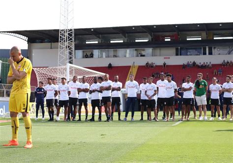 Goleiro J Lio C Sar Homenageado Em Despedida Dos Gramados No Nabi Abi