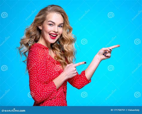 Gelukkig Enthousiaste Caucasiaanse Vrouw Wijst Op De Palm Jonge Blonde